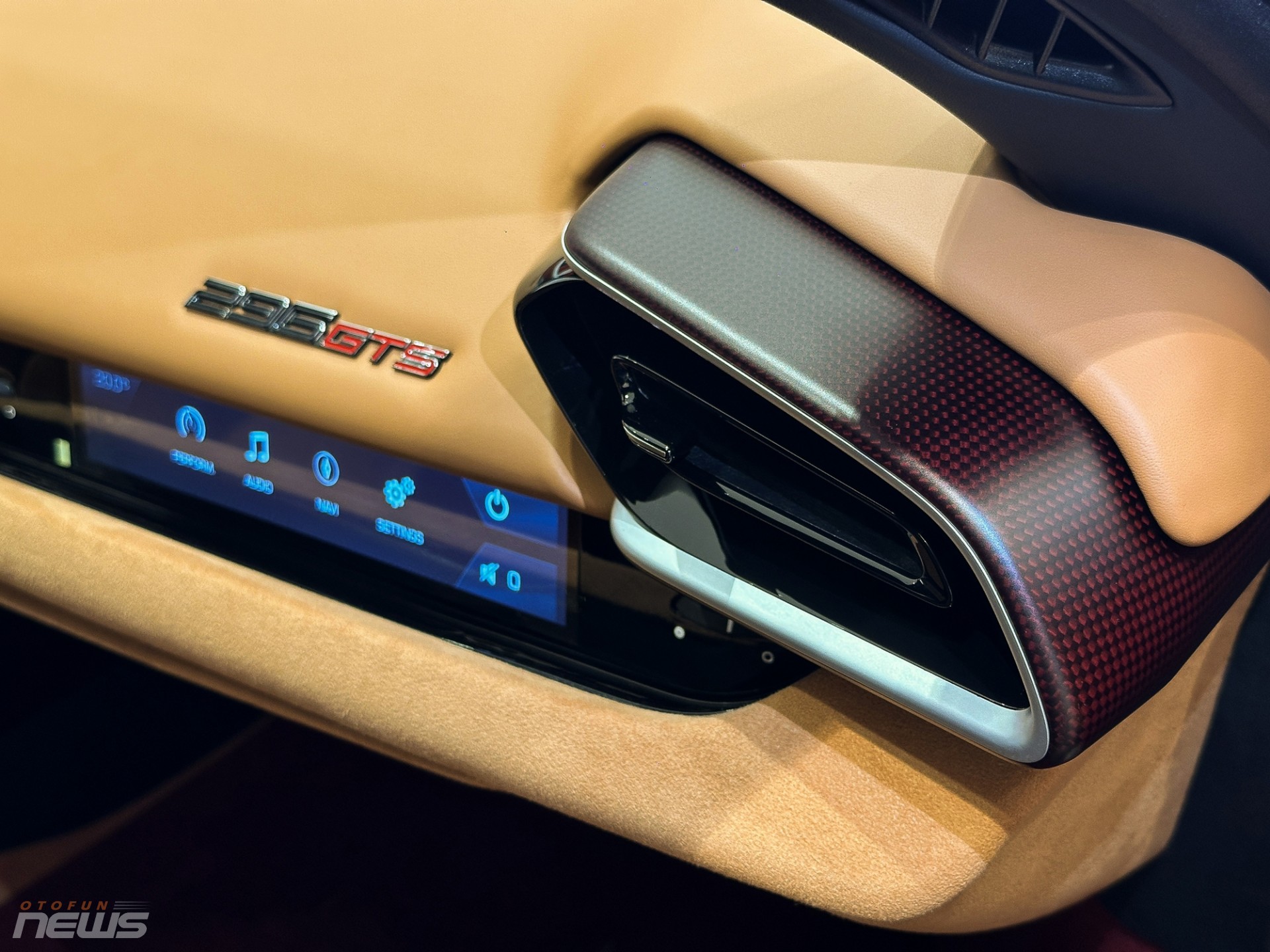 Một số trang bị nổi bật khác trong cabin chiếc Ferrari 296 GTS độc đáo này gồm màn hình điện tử bên ghế phụ, biển tên riêng đặt ở giữa hai ghế ngồi, dây đai an toàn màu đỏ,...