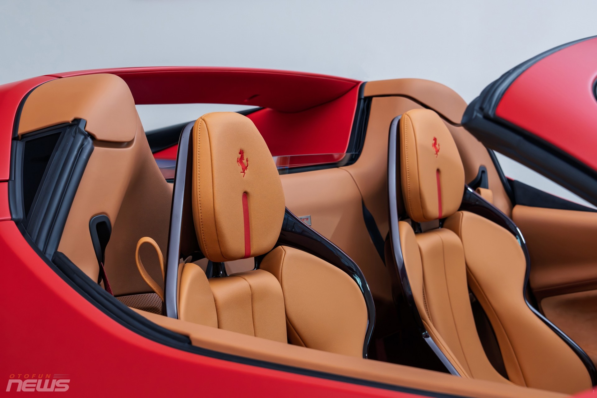 Không gian cabin sử dụng da bò tông sáng, kết hợp chỉ đỏ tương phản và sọc thể thao. Ghế carbon thể thao ôm sát cơ thể mang lại trải nghiệm lái chân thực, đúng chuẩn Ferrari.