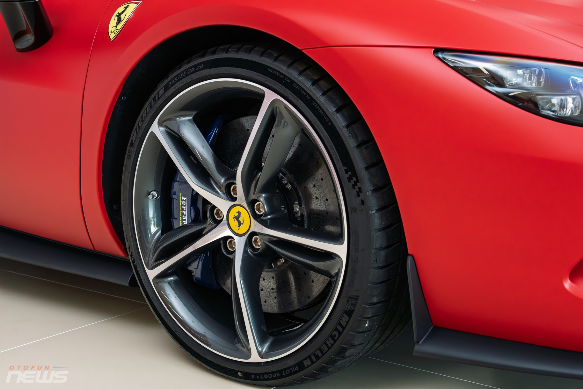 bộ mâm 5 chấu kép kích thước 20 inch phía trước, 21 inch phía sau. Cùm phanh sơn xanh dương – chi tiết cực kỳ hiếm – càng tăng phần nổi bật cho diện mạo tổng thể.