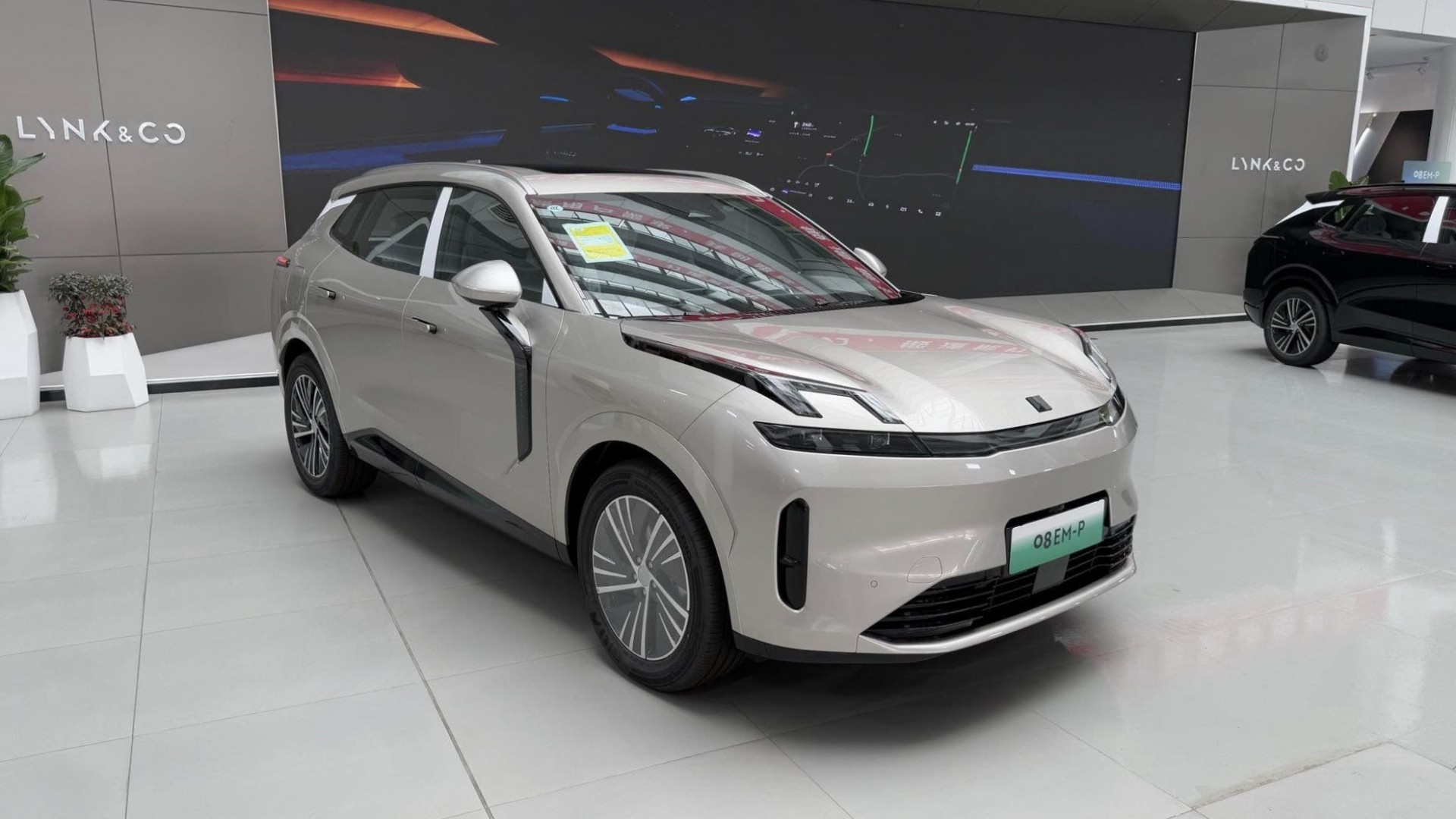 Cận cảnh SUV hybrid Lynk & Co 08 EM-P, giá quy đổi 699 triệu đồng