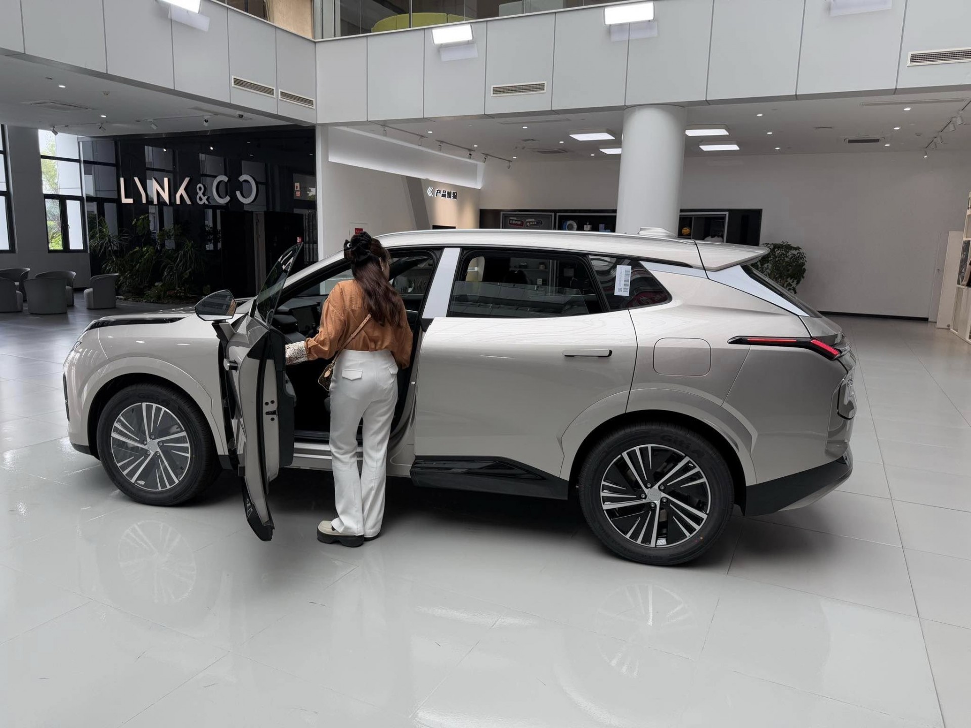 Cận cảnh SUV hybrid Lynk & Co 08 EM-P, giá quy đổi 699 triệu đồng