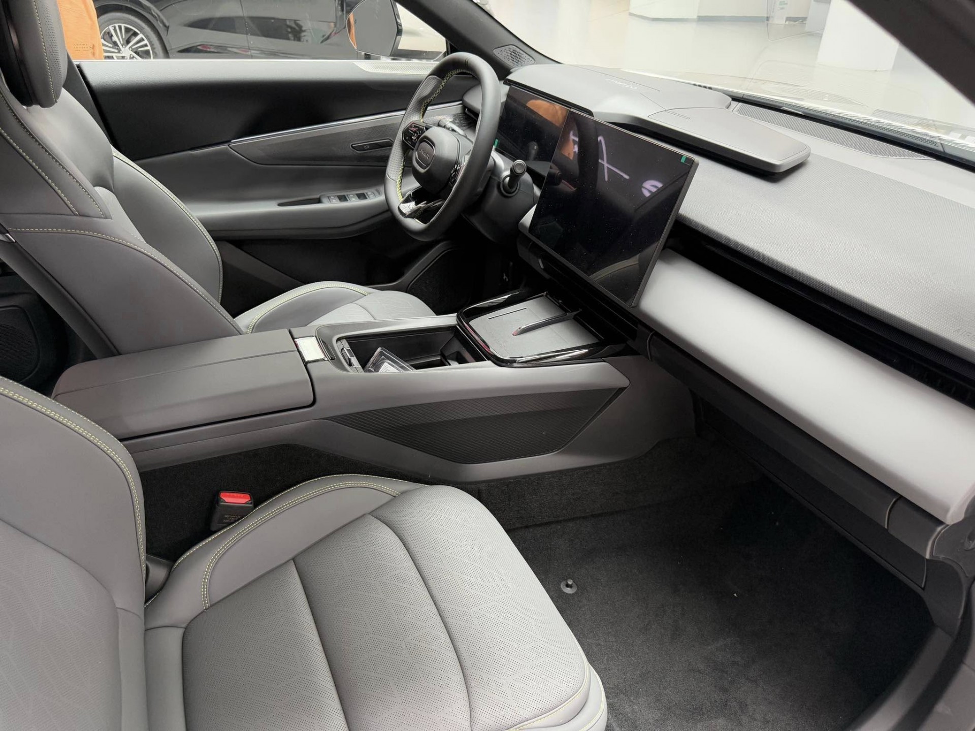 Cận cảnh SUV hybrid Lynk & Co 08 EM-P, giá quy đổi 699 triệu đồng