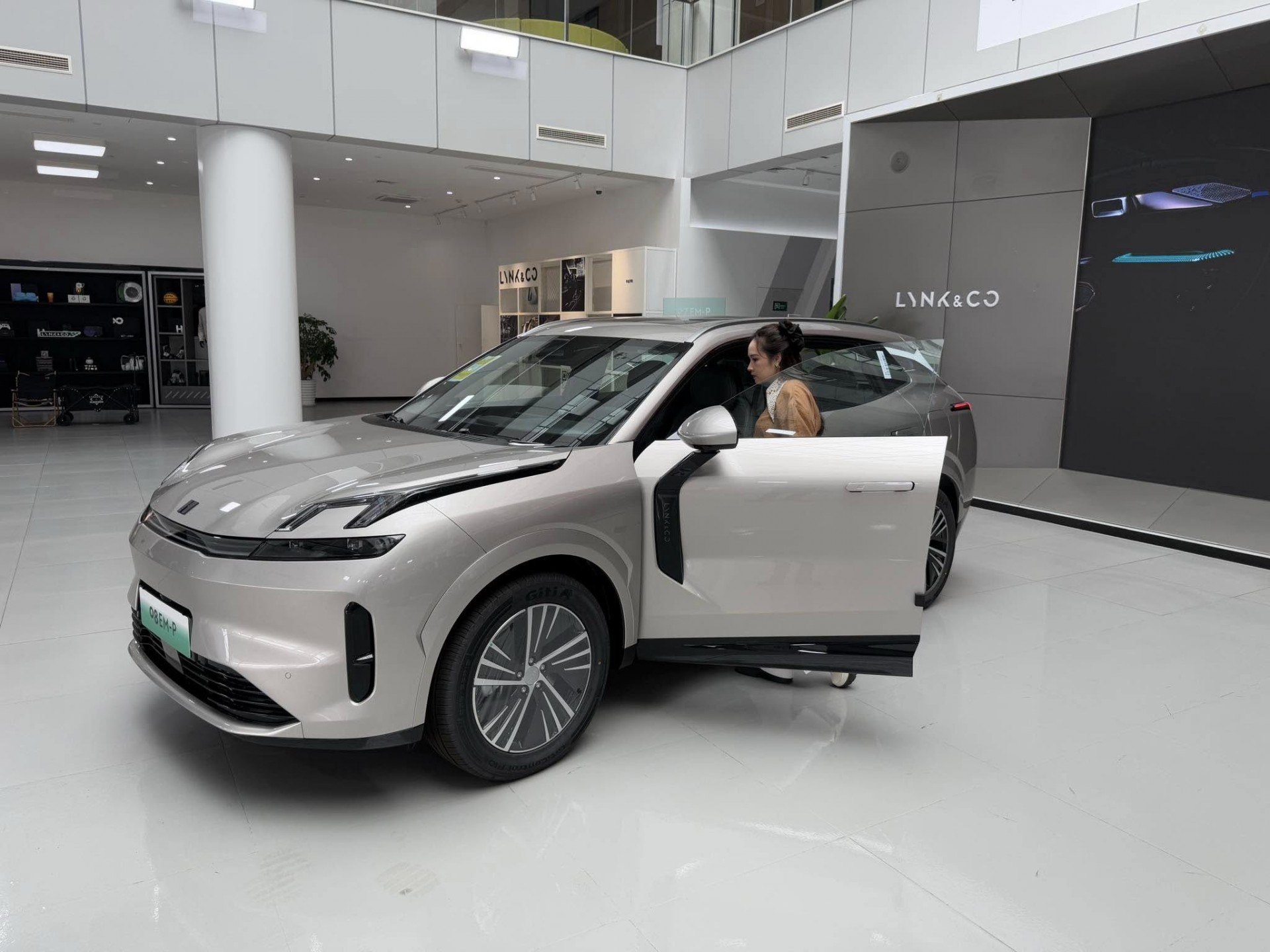 Cận cảnh SUV hybrid Lynk & Co 08 EM-P, giá quy đổi 699 triệu đồng