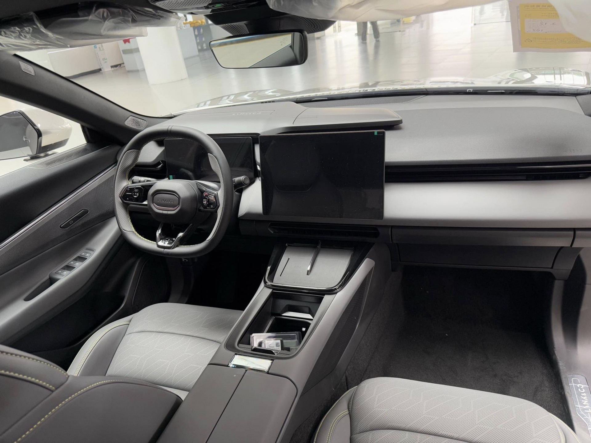 Cận cảnh SUV hybrid Lynk & Co 08 EM-P, giá quy đổi 699 triệu đồng