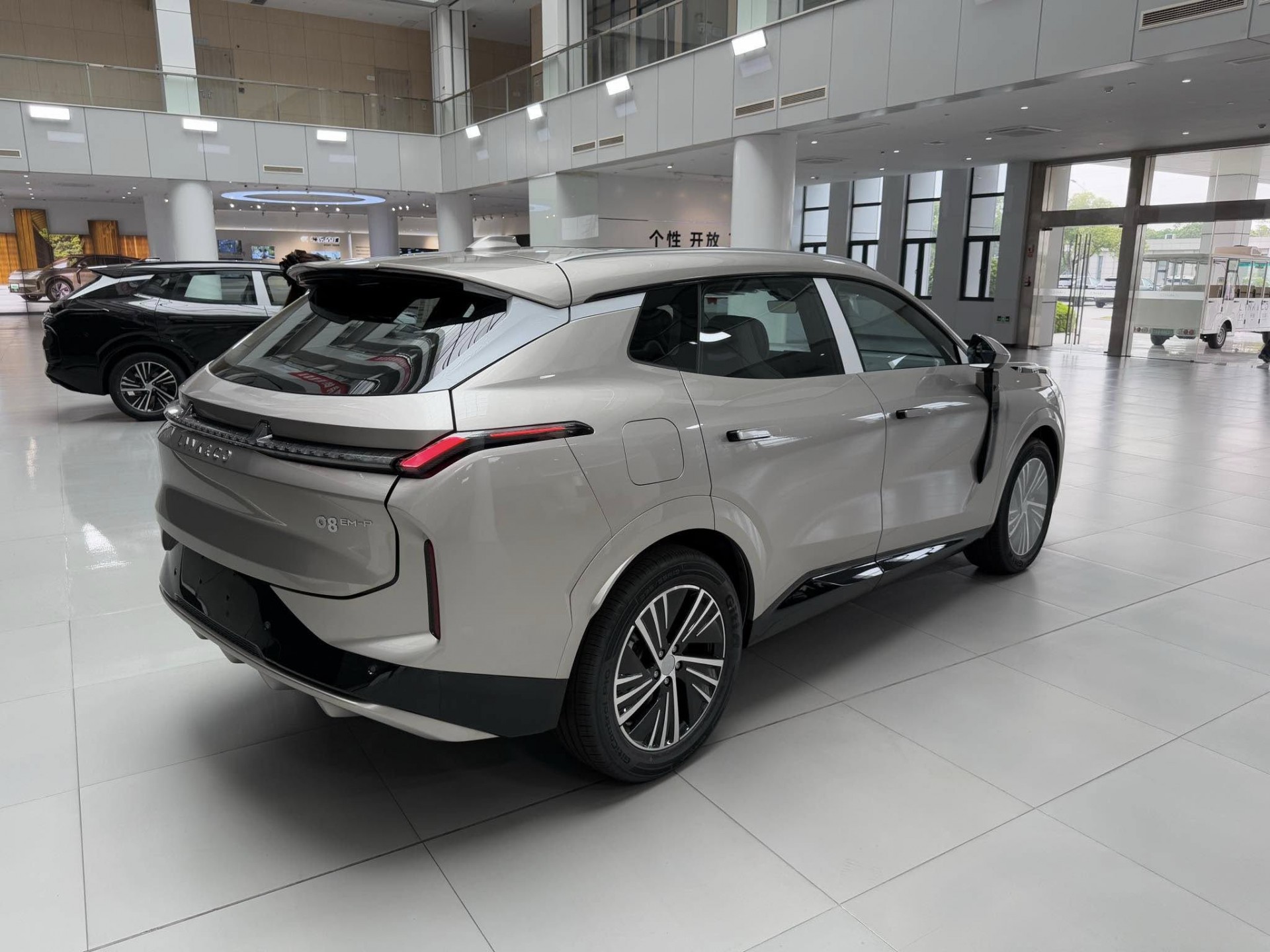 Cận cảnh SUV hybrid Lynk & Co 08 EM-P, giá quy đổi 699 triệu đồng