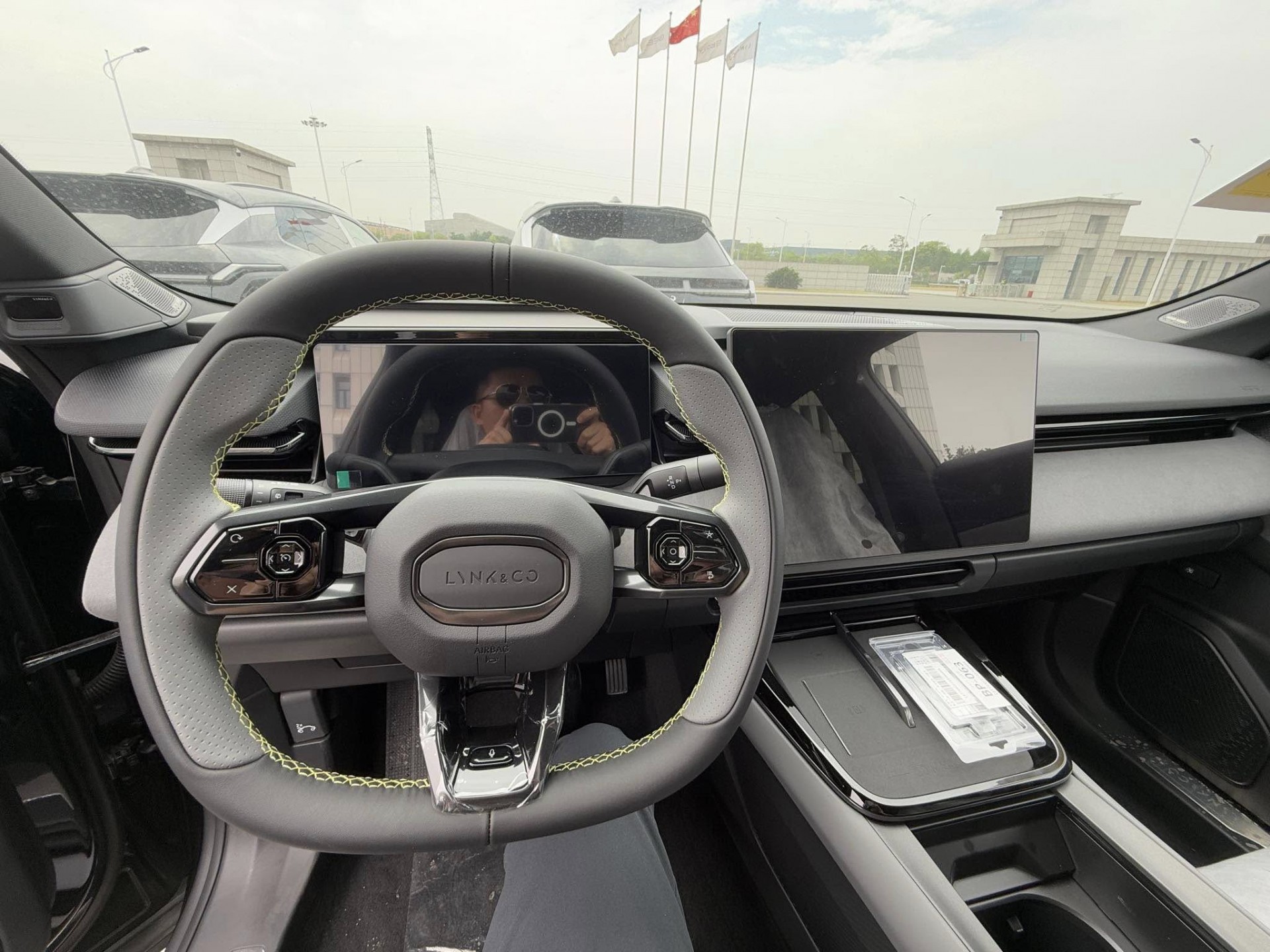 Cận cảnh SUV hybrid Lynk & Co 08 EM-P, giá quy đổi 699 triệu đồng