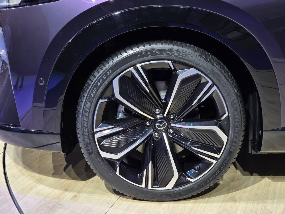 Mazda EZ-60 ra mắt, SUV điện thách thức Tesla Model Y