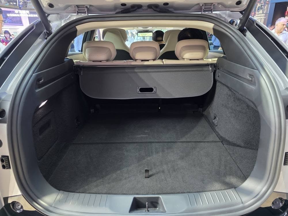 Mazda EZ-60 ra mắt, SUV điện thách thức Tesla Model Y