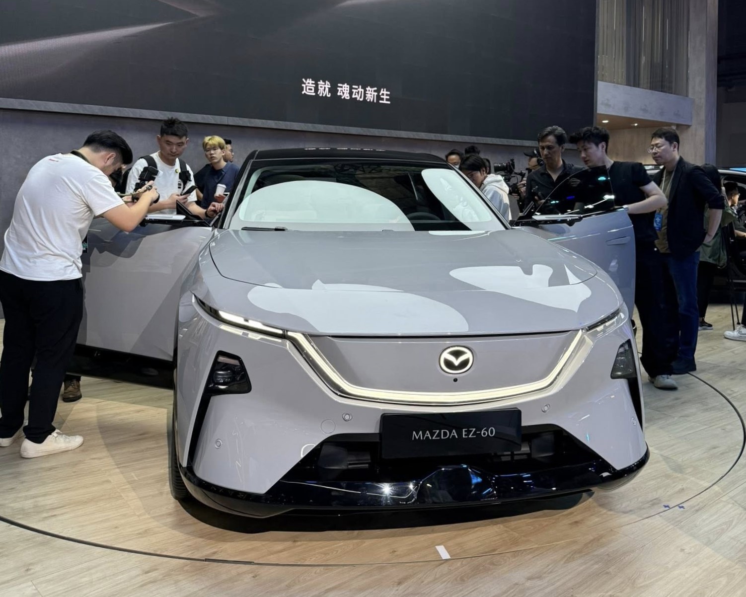 Mazda EZ-60 ra mắt, SUV điện thách thức Tesla Model Y