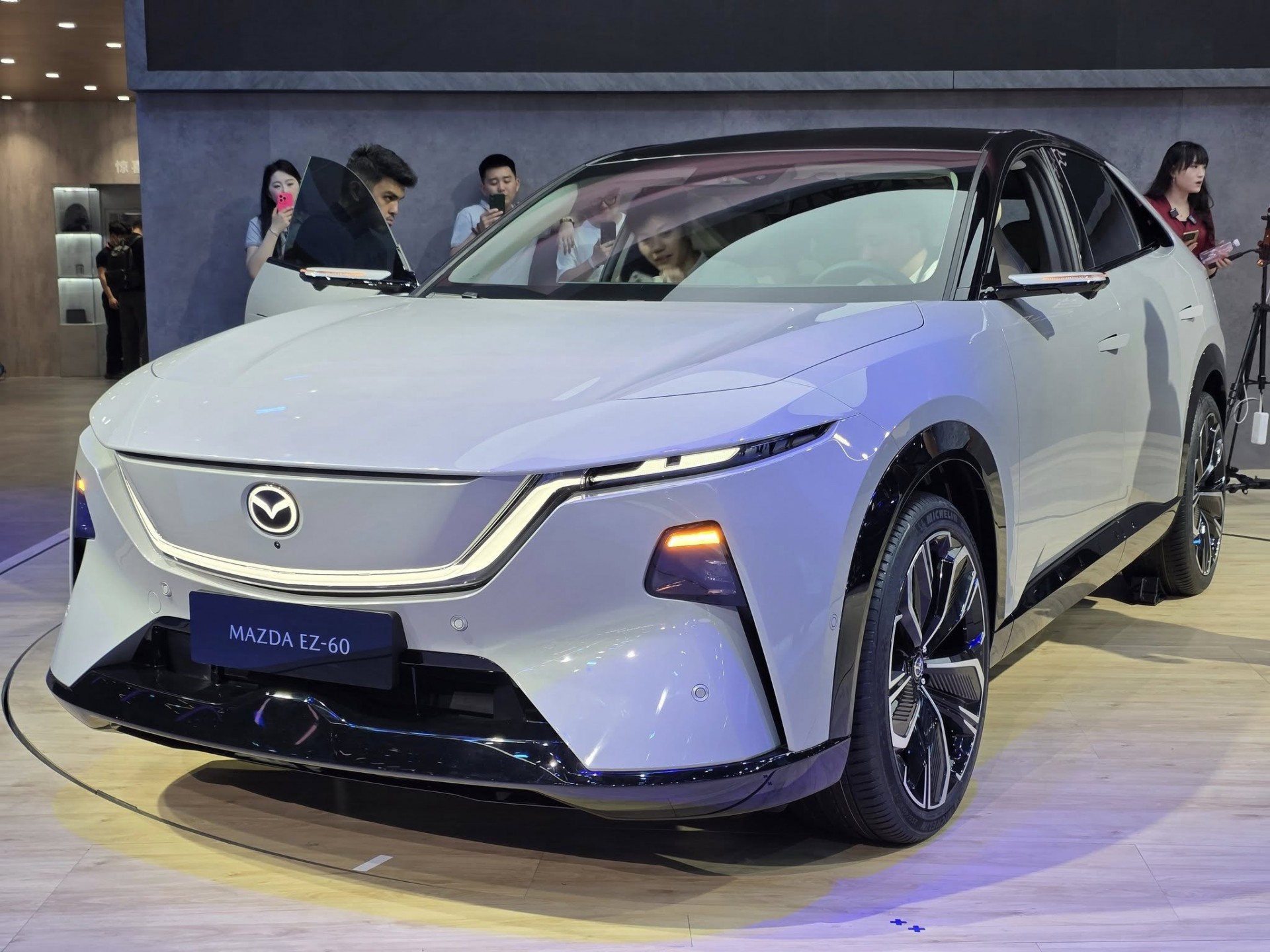 Mazda EZ-60 ra mắt, SUV điện thách thức Tesla Model Y