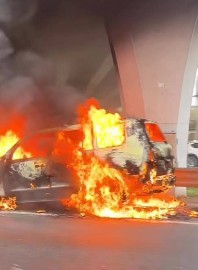 Lexus LX570 bốc cháy ngùn ngụt trên cao tốc Hà Nội - Hải Phòng