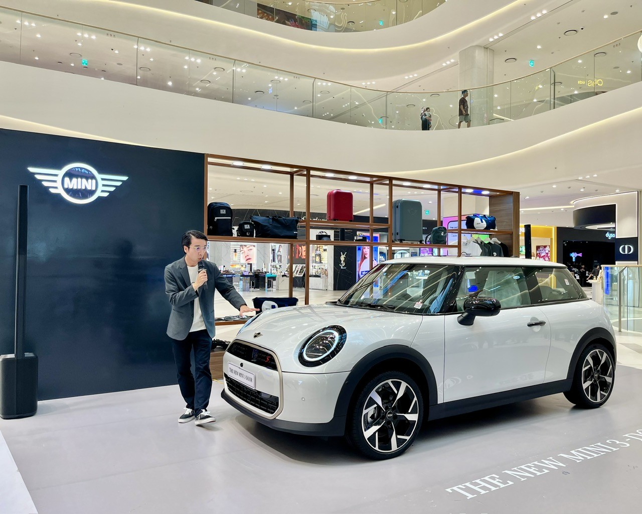 Bộ đôi Mini Cooper S 3 cửa và 5 cửa thế hệ mới ra mắt, giá từ 2,099 tỷ