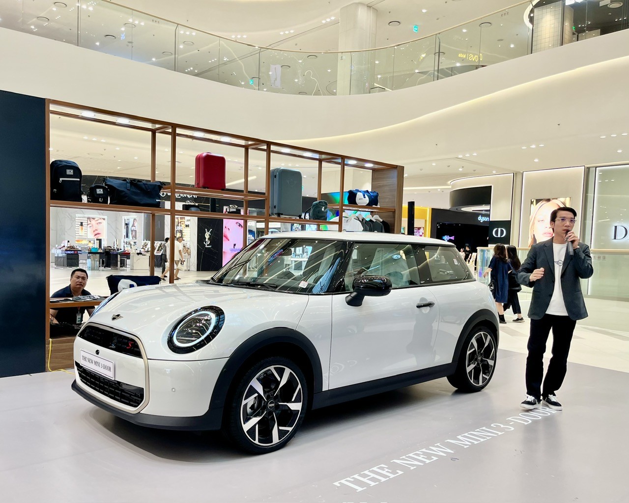 Bộ đôi Mini Cooper S 3 cửa và 5 cửa thế hệ mới ra mắt, giá từ 2,099 tỷ