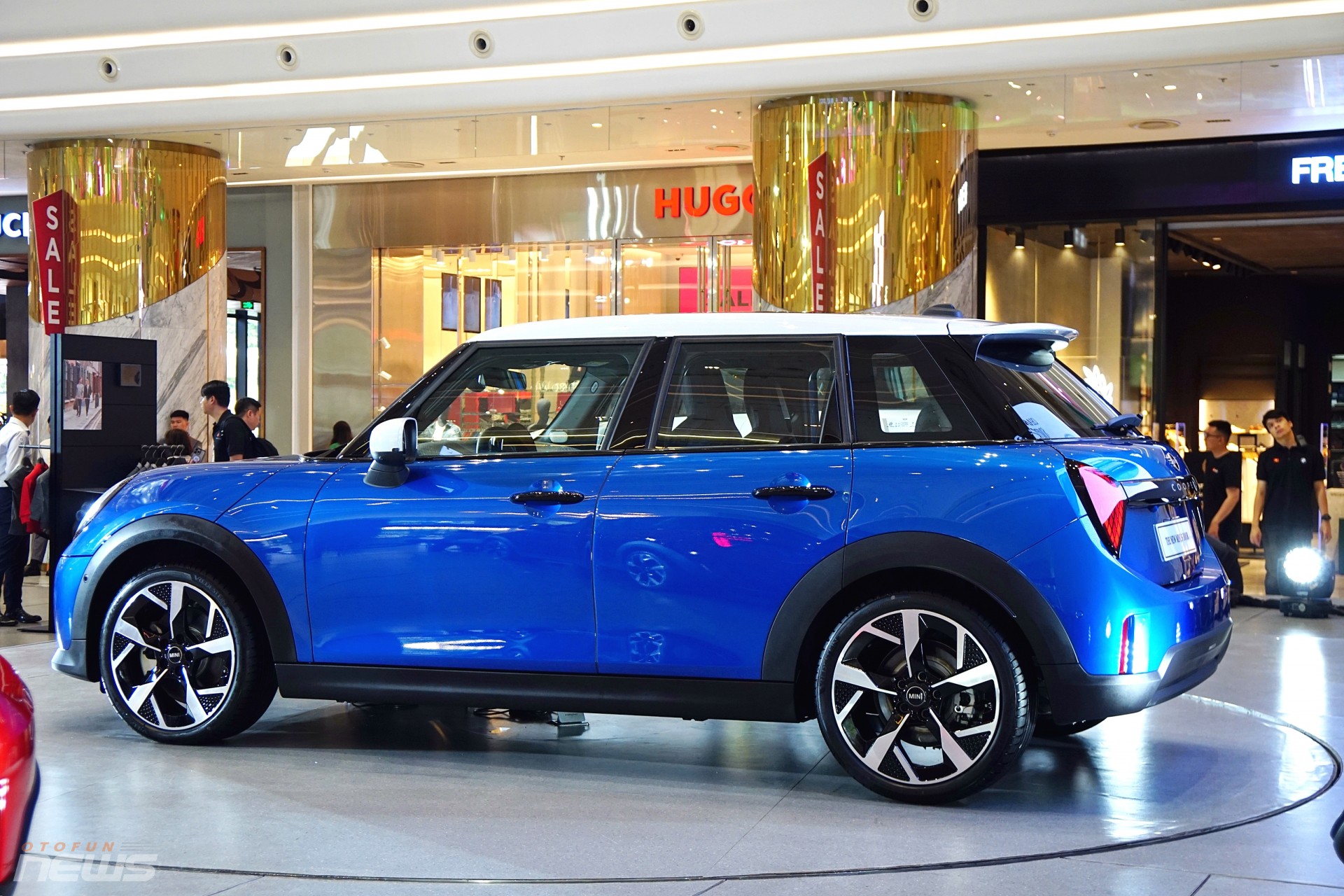 Mini Cooper S thế hệ mới được trang bị gói hỗ trợ lái ADAS với loạt công nghệ như Cruise Control chủ động, hỗ trợ giữ làn, cảnh báo giới hạn tốc độ, hỗ trợ đỗ xe, camera 360 độ và phanh tự động khẩn cấp.