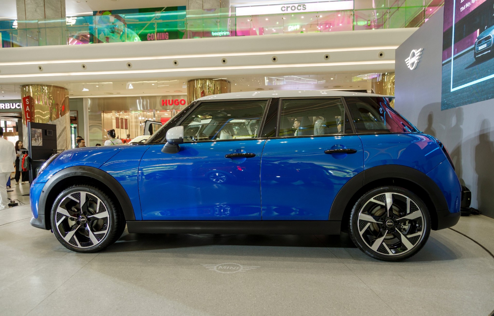 So với bản 3 cửa, Mini Cooper S 5 cửa dài hơn, với kích thước 4.036 x 1.744 x 1.464 mm và trục cơ sở 2.567 mm, tối ưu không gian cho hàng ghế sau và khoang hành lý.