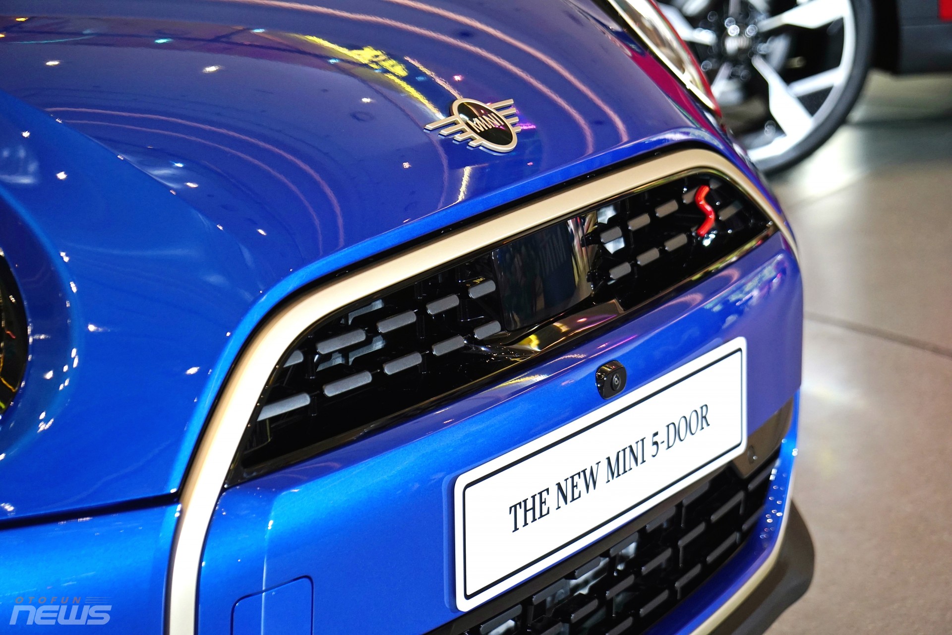 Cả hai phiên bản đều sử dụng động cơ xăng I4 TwinPower Turbo 2.0L, cho công suất 201 mã lực và mô-men xoắn 300 Nm, đi kèm hộp số ly hợp kép 7 cấp Steptronic và hệ dẫn động cầu trước.