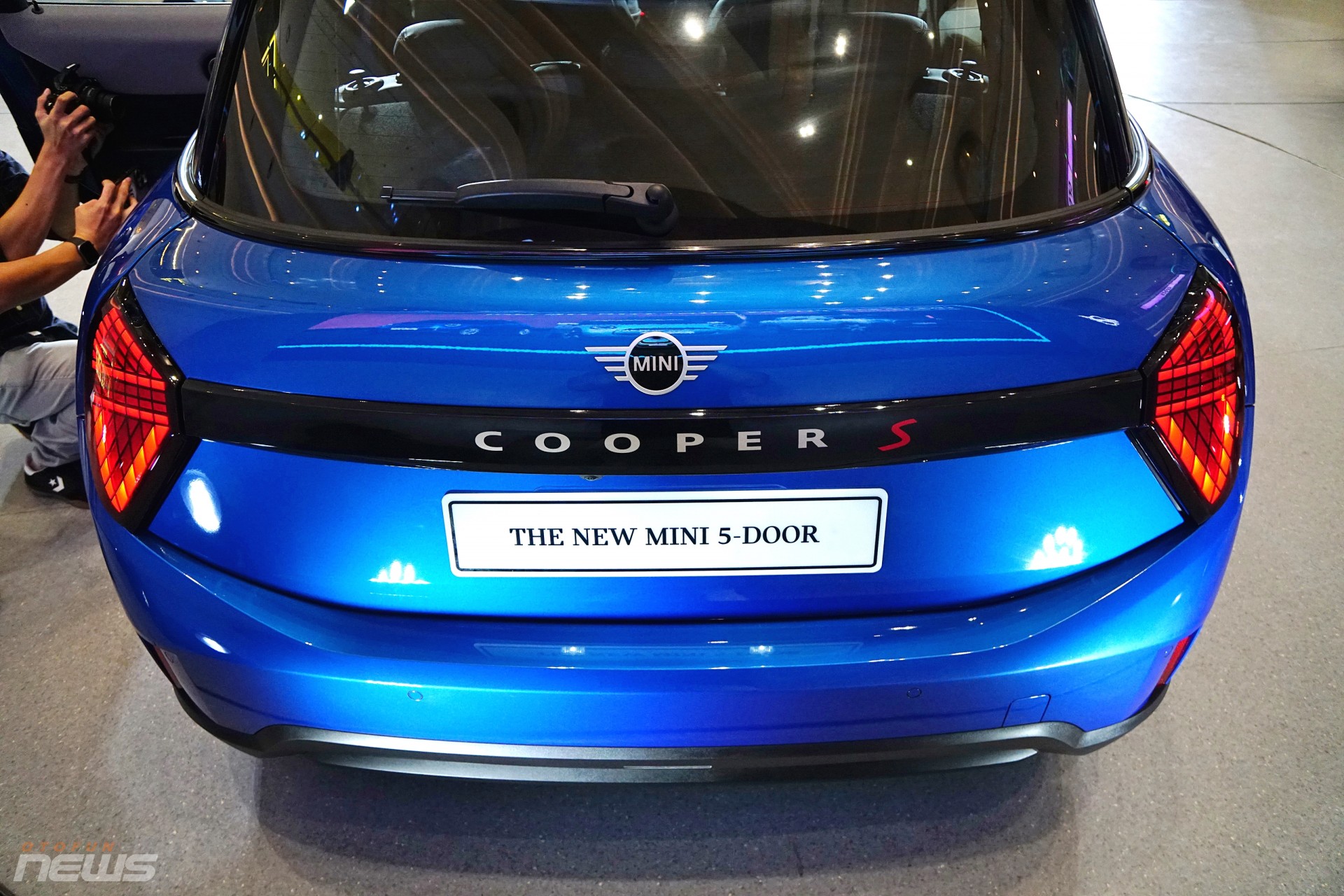 Cụm đèn hậu LED hình tam giác độc đáo, có thể tùy biến hiệu ứng.