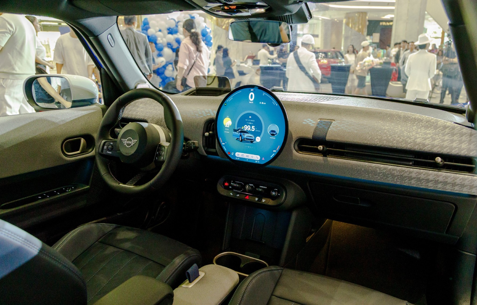 Bên trong, Mini Cooper S 2025 được trang bị màn hình OLED trung tâm tròn 9,5 inch - công nghệ lần đầu tiên xuất hiện trên xe hơi, nâng trải nghiệm điều khiển lên tầm cao mới.