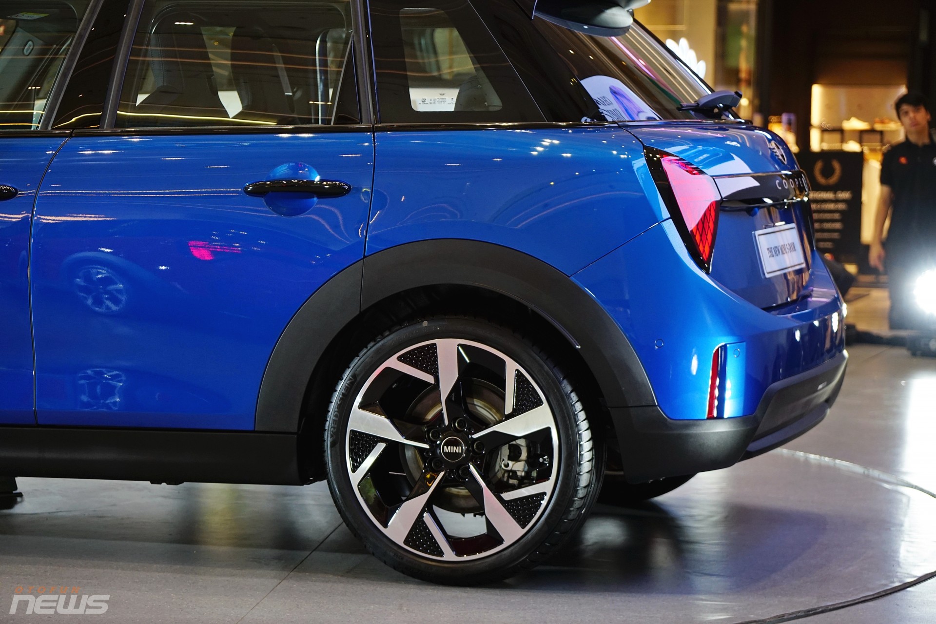 MINI Cooper S 5 cửa tại Việt Nam được trang bị mâm hợp kim 18 inch, vừa tăng tính thể thao vừa cải thiện hiệu suất vận hành.