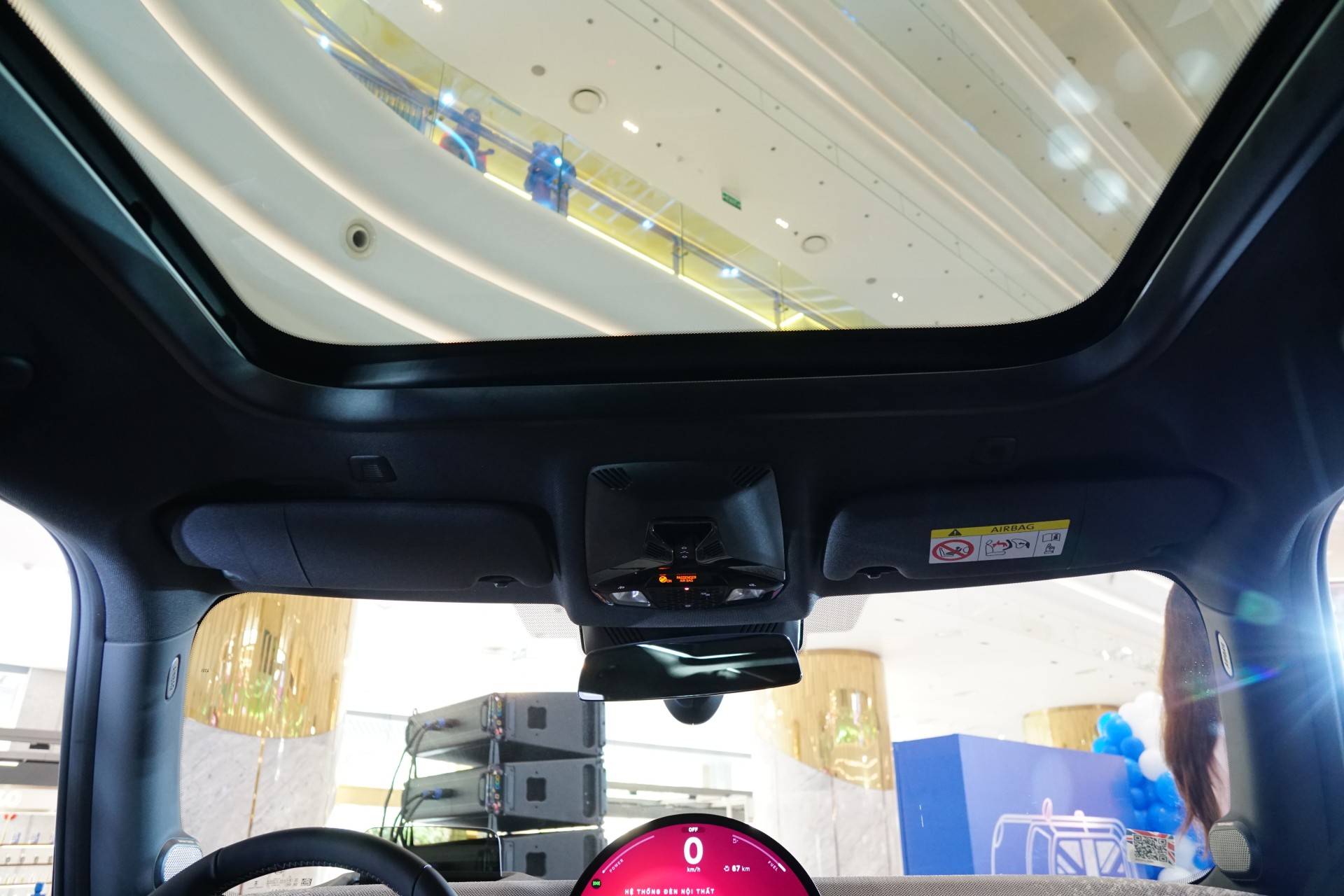 Ngoài ra, trang bị tiện nghi tiêu chuẩn của MINI Cooper mới còn có điều hòa tự động hai vùng, cửa sổ trời toàn cảnh Panorama, chìa khóa thông minh Comfort Access, hệ thống đèn viền nội thất đa màu sắc.