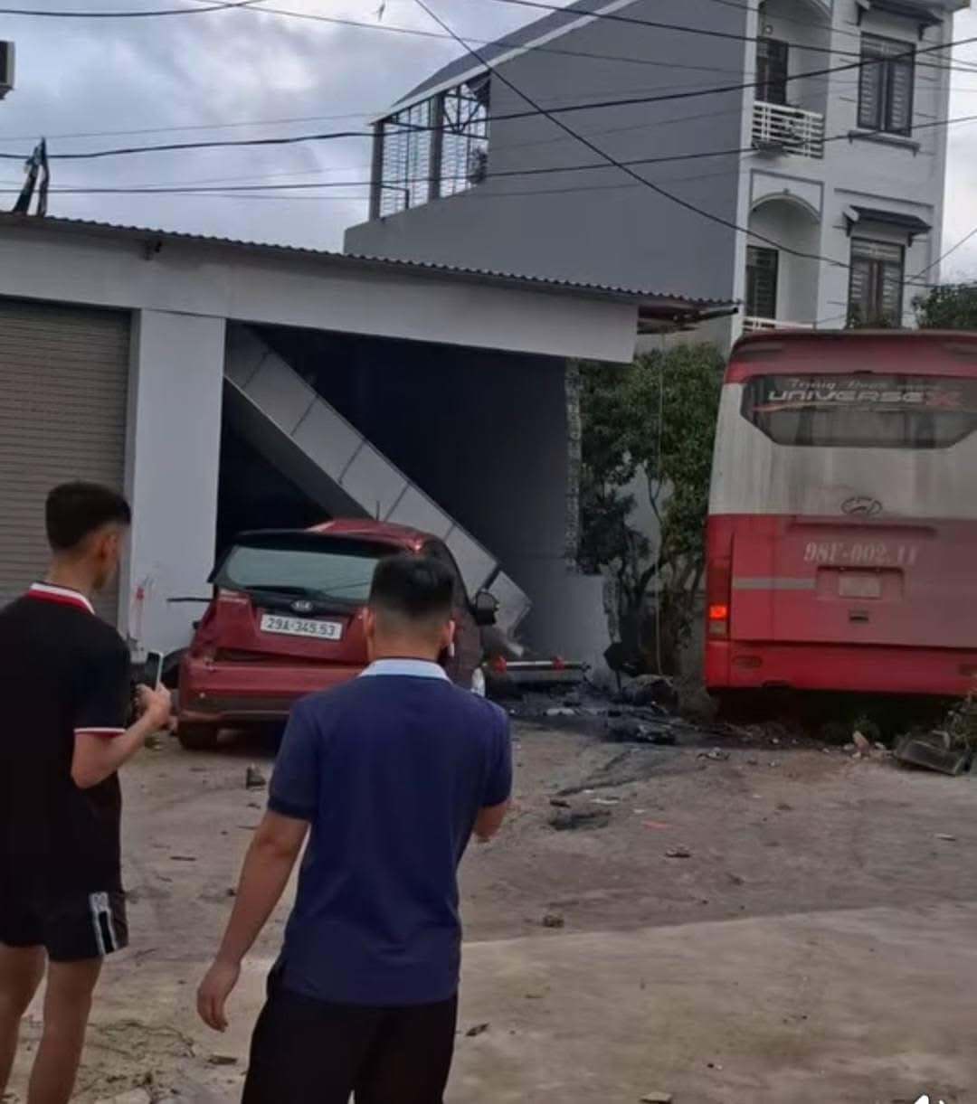 Uống rượu say, tài xế xe khách tông nát nhiều xe máy, một xe con khiến 2 người tử vong Uống rượu say, tài xế xe khách tông nát nhiều xe máy, một xe con khiến 2 người tử vong