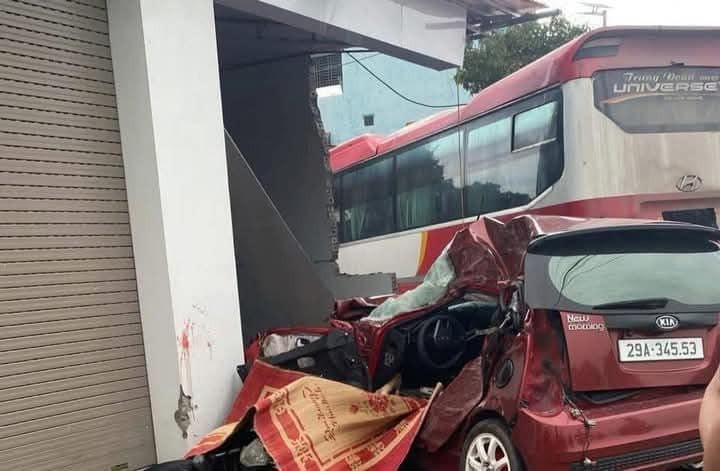 Uống rượu say, tài xế xe khách tông nát nhiều xe máy, một xe con khiến 2 người tử vong Uống rượu say, tài xế xe khách tông nát nhiều xe máy, một xe con khiến 2 người tử vong