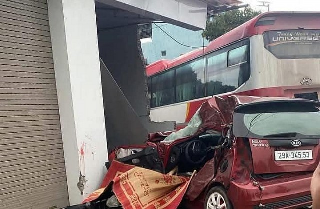 Uống rượu say, tài xế xe khách tông nát nhiều xe máy, một xe con khiến 2 người tử vong
