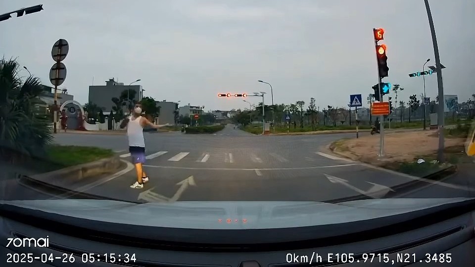 Người đàn ông tập thể dục giữa ngã tư đèn đỏ gây nguy hiểm