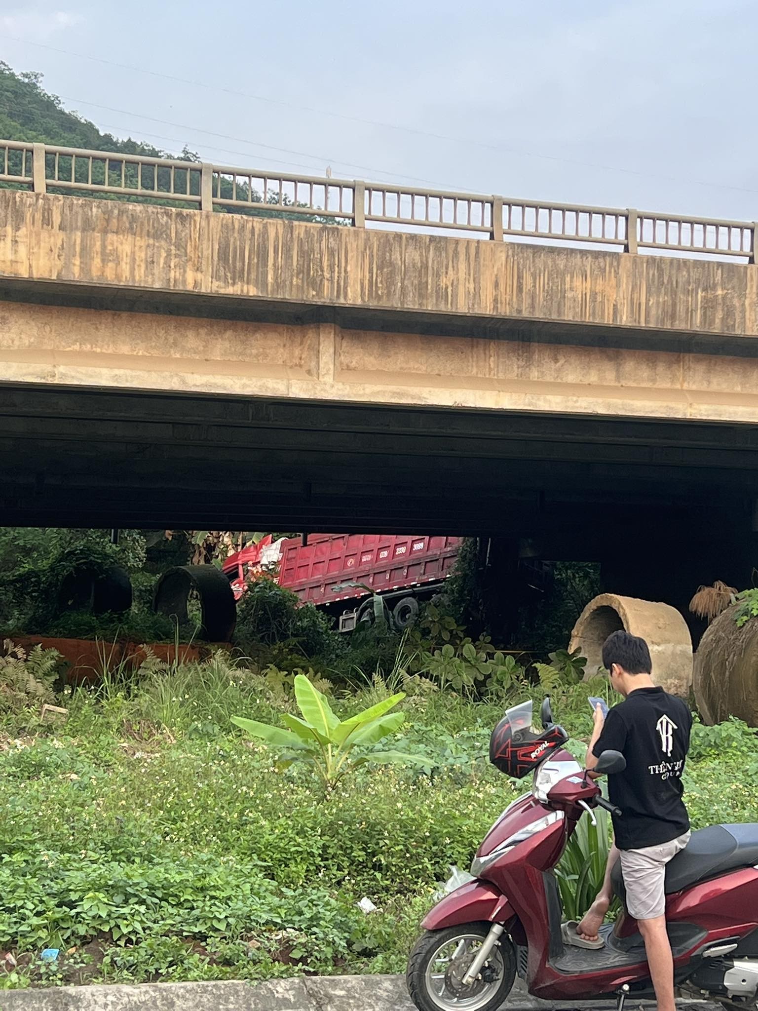 Ô tô Trung Quốc rơi khỏi cao tốc Nội Bài - Lào Cai, 3 người bị thương