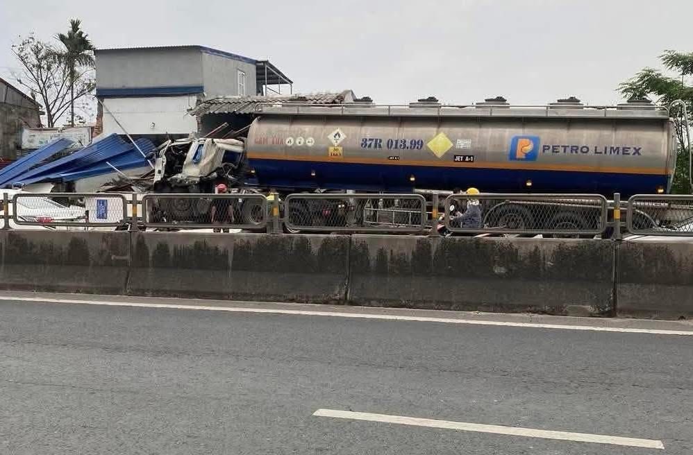 Xe bồn xăng dầu đâm vào nhà dân ở Hải Phòng trong đêm