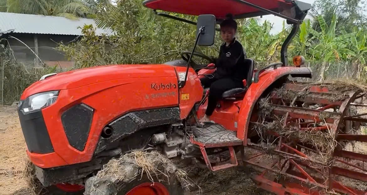 Cô gái 19 tuổi lái máy cày 12 tiếng mỗi ngày, kiếm tiền triệu phụ giúp gia đình