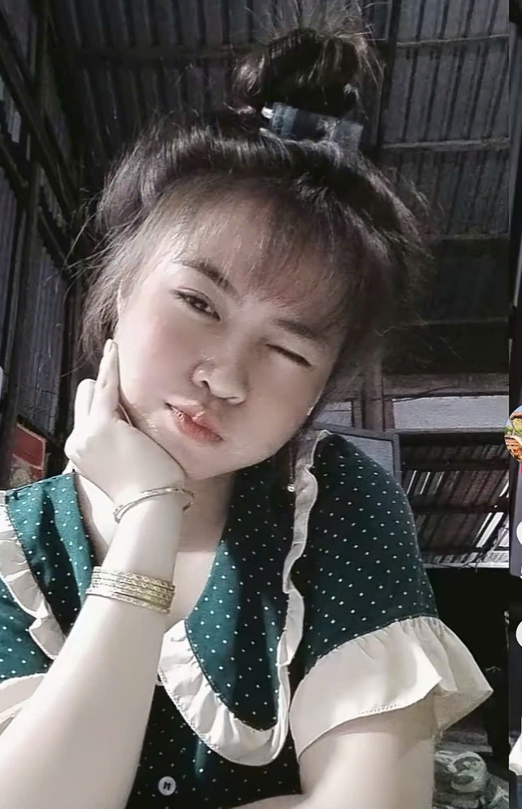Cô gái 19 tuổi lái máy cày 12 tiếng mỗi ngày, kiếm tiền triệu phụ giúp gia đình