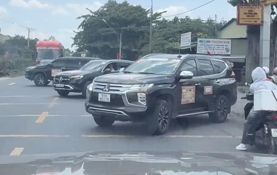 Ô tô chắn ngang quốc lộ 20, buộc phương tiện khác nhường đường cho đoàn xe doanh nhân