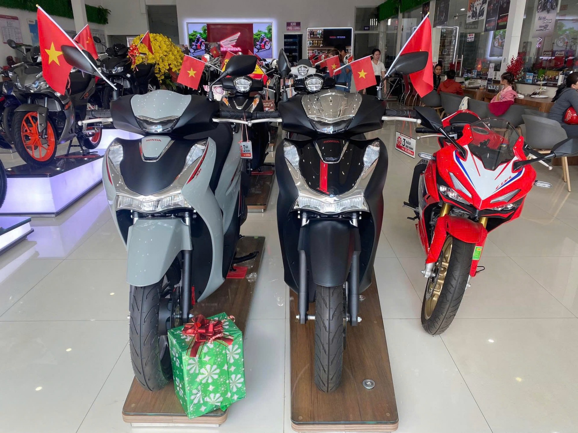 Xe máy Honda SH giảm 25 triệu tại đại lý