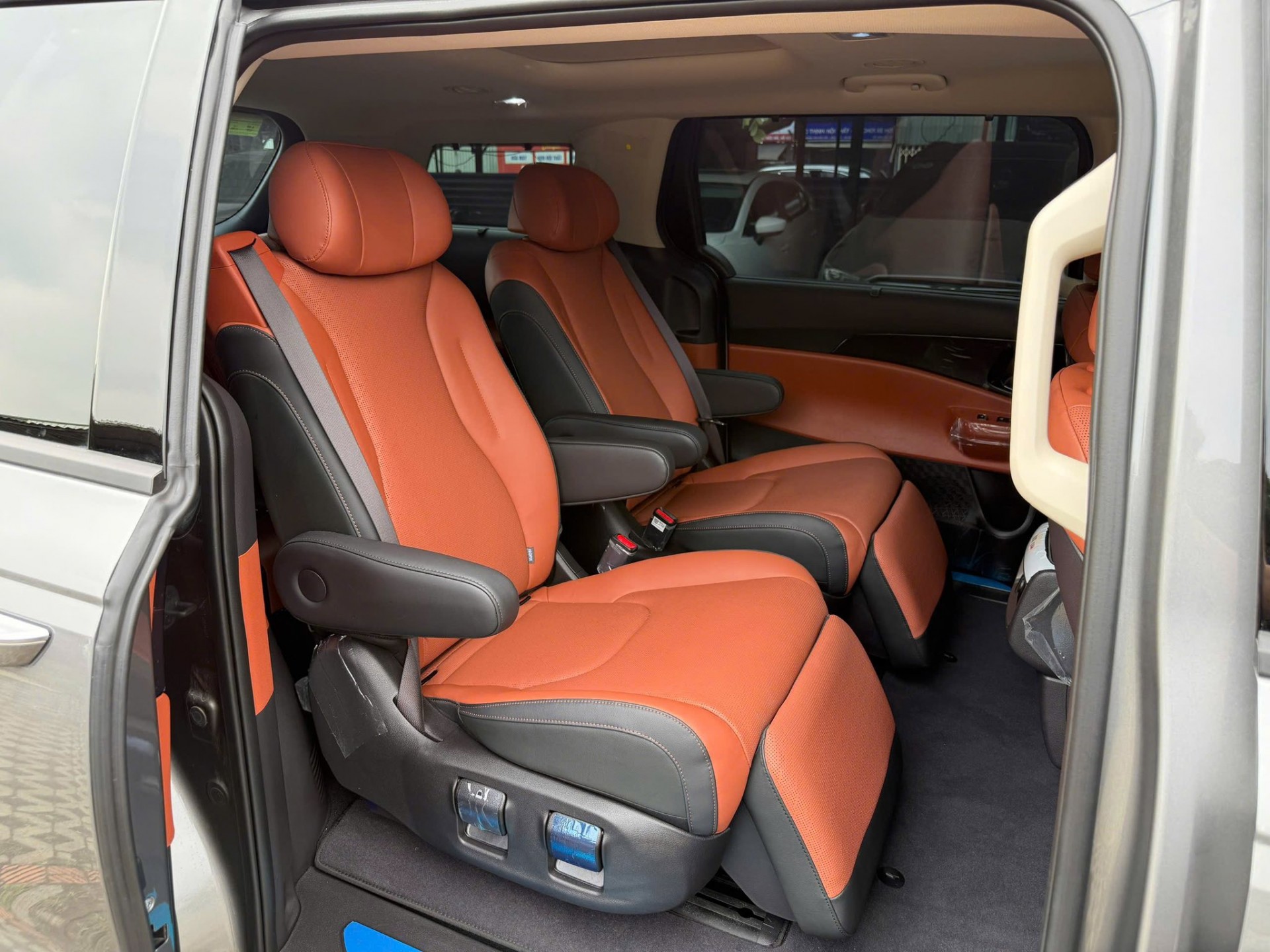 Kia Carnival giảm giá