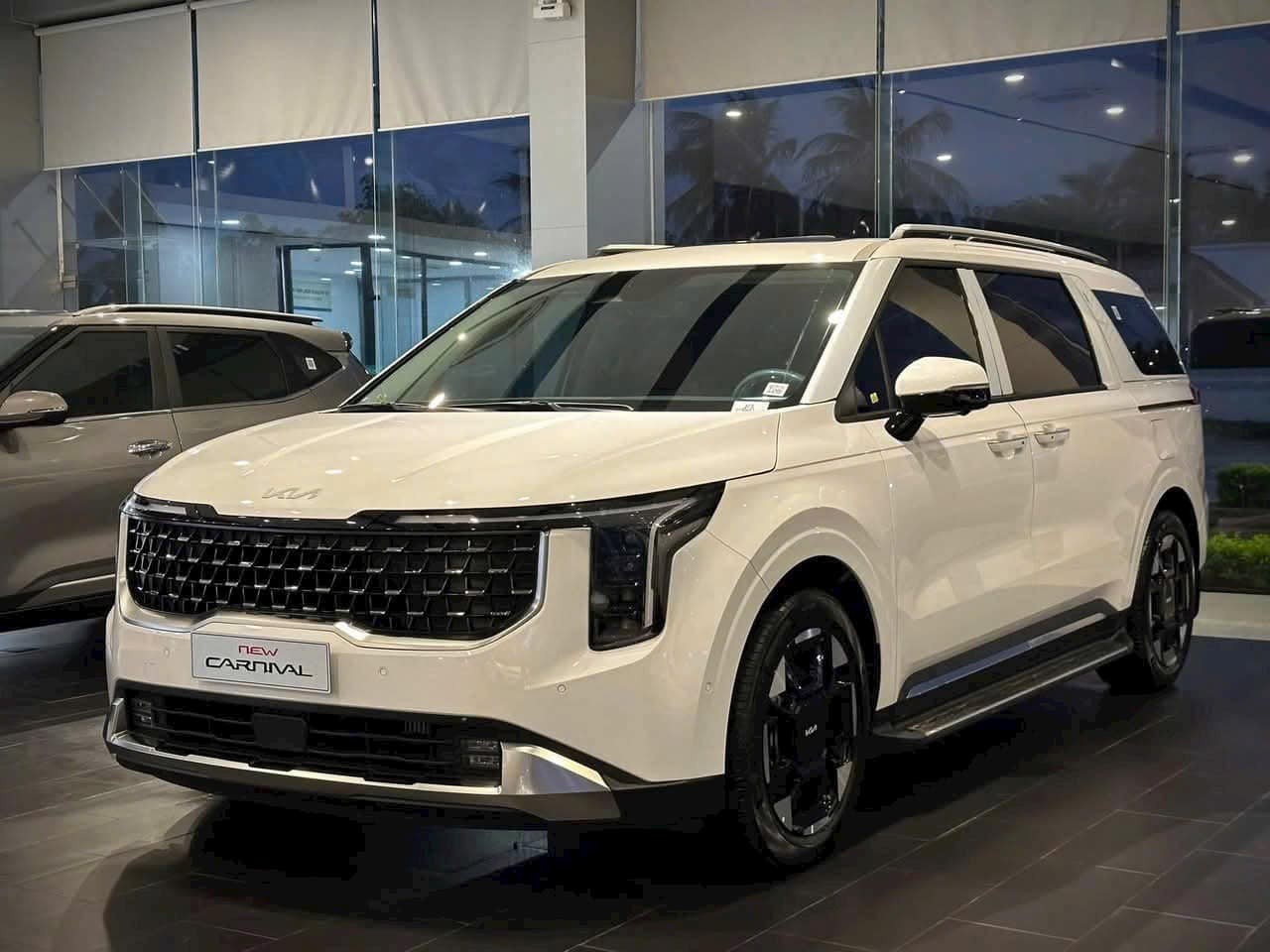 Kia Carnival giảm giá