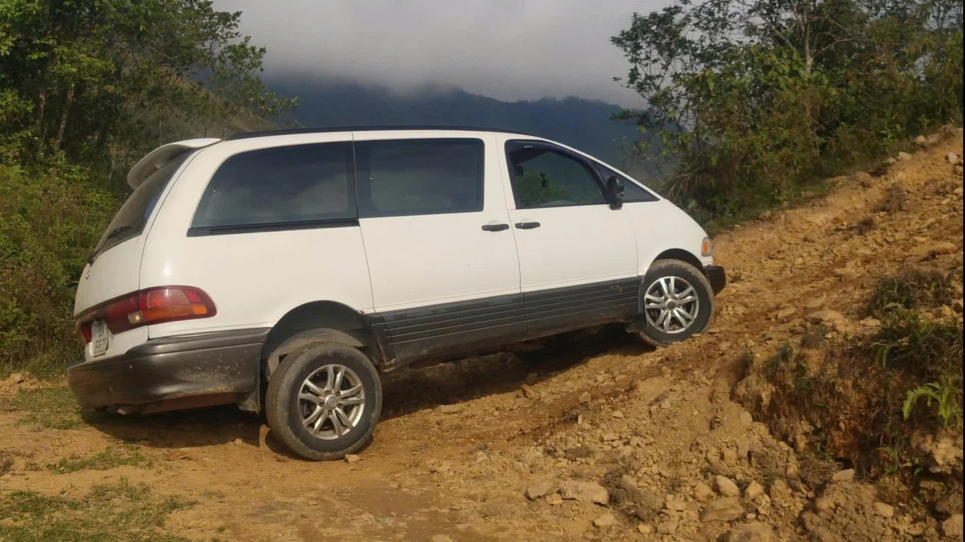 'Nồi đồng cối đá' Toyota Previa – 35 tuổi vẫn lên rừng xuống biển Toyota Previa sản xuất năm 1990