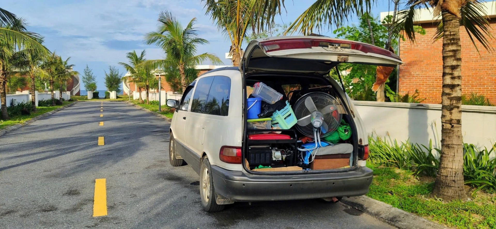 'Nồi đồng cối đá' Toyota Previa – 35 tuổi vẫn lên rừng xuống biển Toyota Previa sản xuất năm 1990