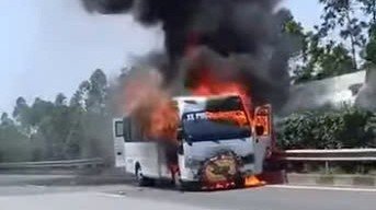 Cháy xe tang trên cao tốc Nội Bài - Lào Cai giữa thời tiết nắng nóng