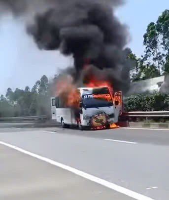 Cháy xe tang trên cao tốc Nội Bài - Lào Cai giữa thời tiết nắng nóng