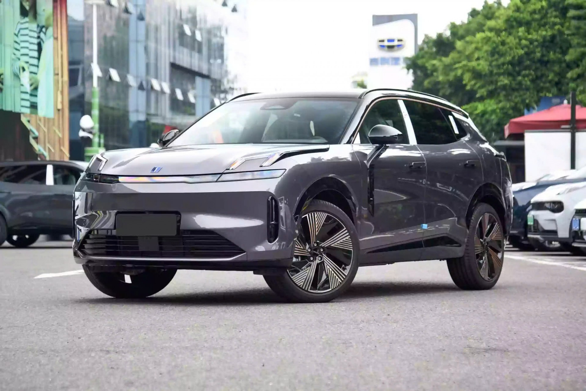 Lynk & Co 08 nhận cọc tại đại lý, giá tạm tính khoảng 1,5 tỷ đồng