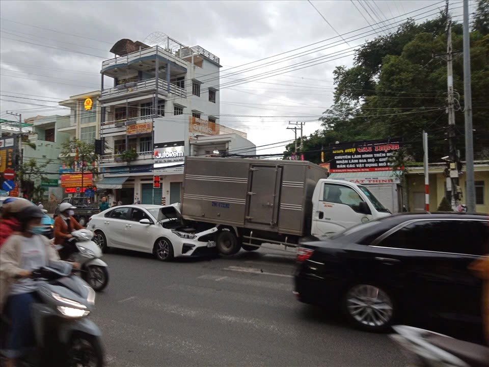 Vì sao túi khí không bung khi xe con rúc gầm xe tải?