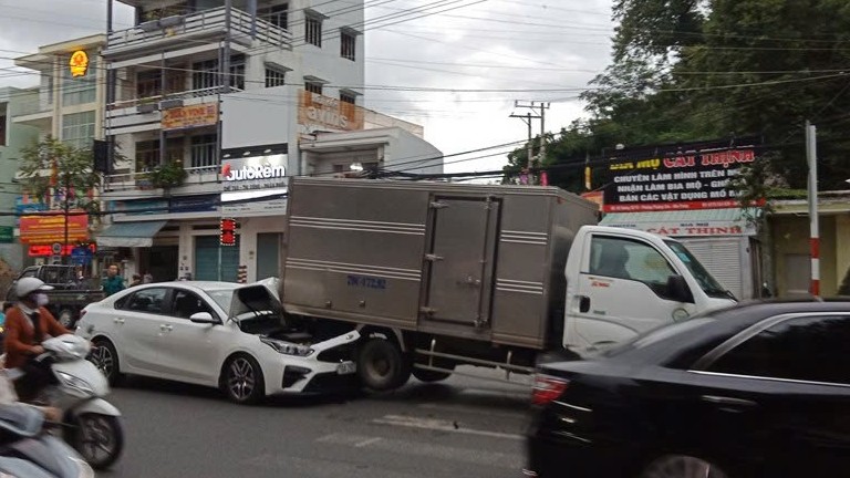 Vì sao túi khí không bung khi xe con rúc gầm xe tải?