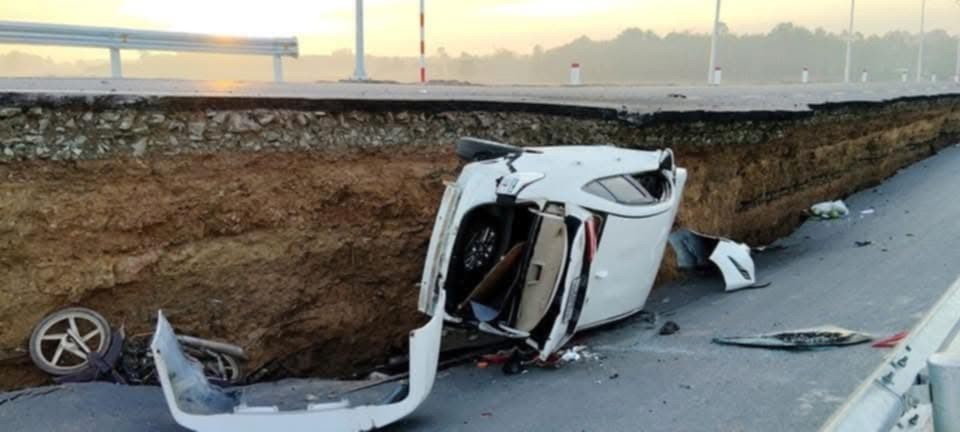 Ô tô lật do đường sụt lún ở cầu Hoà Bình, Tây Ninh Ô tô lật do đường sụt lún ở cầu Hoà Bình, Tây Ninh