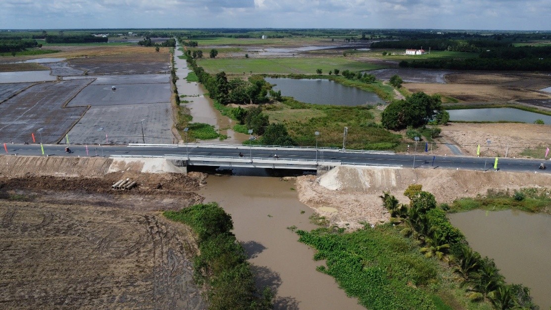 Ô tô lật do đường sụt lún ở cầu Hoà Bình, Tây Ninh