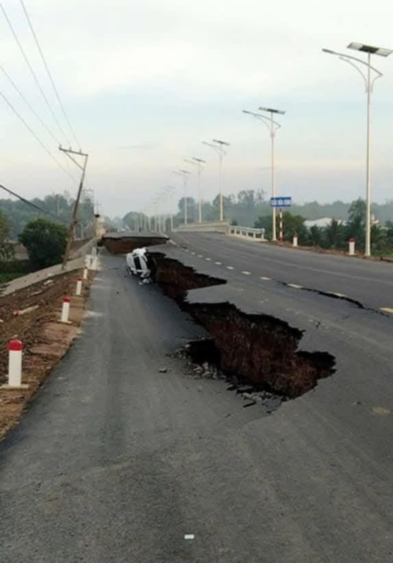 Ô tô lật do đường sụt lún ở cầu Hoà Bình, Tây Ninh