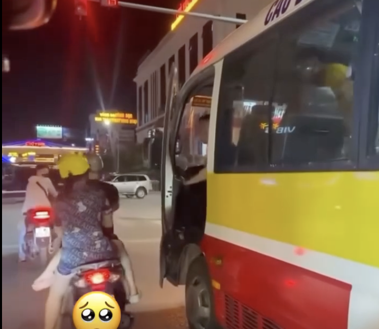 Tài xế xe bus dở thói côn đồ, tấn công người phụ nữ chở trẻ em giữa ngã tư