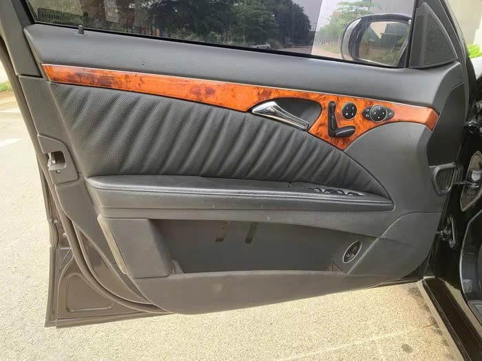 xe sang Mercedes-Benz E240 21 năm tuổi đang được chào bán với giá rẻ