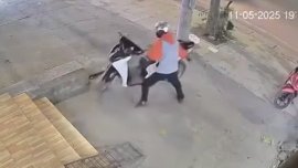 [Clip hot] 15 giây khổ sở của tên trộm xe máy Honda SH trước khi bỏ cuộc
