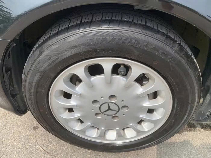 Mercedes-Benz E240 21 tuổi bán giá rẻ ngang Honda SH